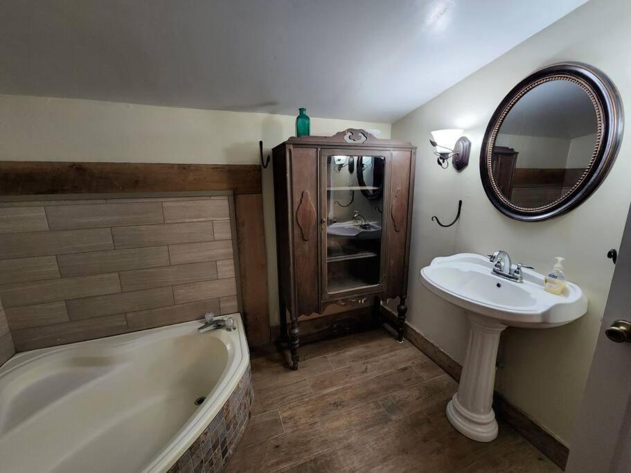 Spacious Family Farmhouse Pikeville Екстер'єр фото